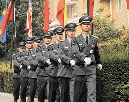 在小區(qū)門口發(fā)生搶劫事件時，物業(yè)保安是否負有相關責任