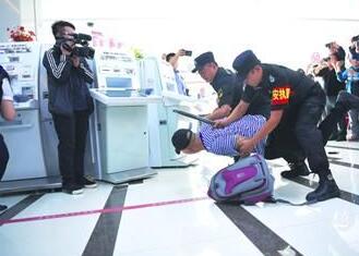 銀行內(nèi)遇搶劫咋應對？襄陽戎安保安公司演練給答案